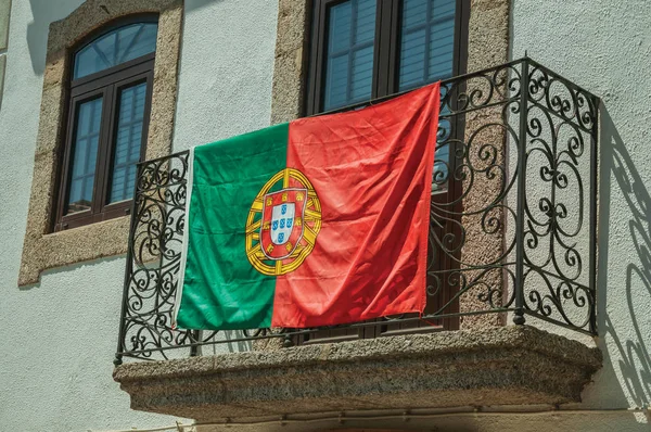 Bandera portuguesa sobre barandilla de hierro en un balcón de un edificio antiguo —  Fotos de Stock