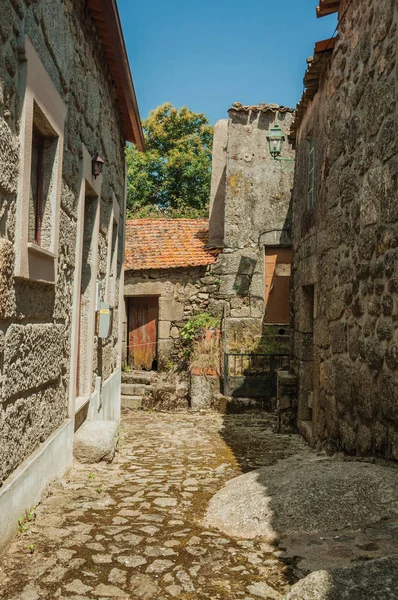 Yamaç ve taş eski evler üzerinde dar arnavut kaldırımlı sokak