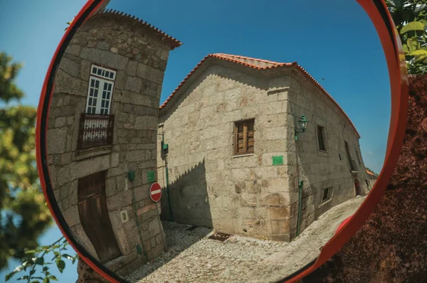 Casas antiguas en empedrado plaza reflejada en espejo de calle — Foto de Stock