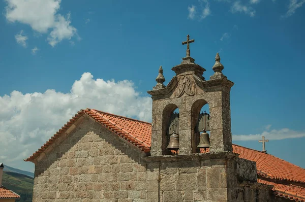 Igreja telhado e campanário com sinos de bronze — Fotografia de Stock