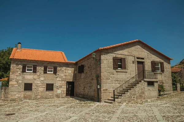 Casa de pedra velha e escadaria em calçada — Fotografia de Stock