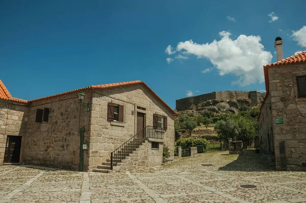 Casa de pedra velha no beco de paralelepípedos e parede do castelo — Fotografia de Stock