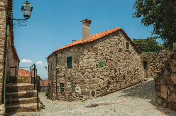Casas antiguas y escalera de piedra en el callejón adoquinado — Foto de Stock