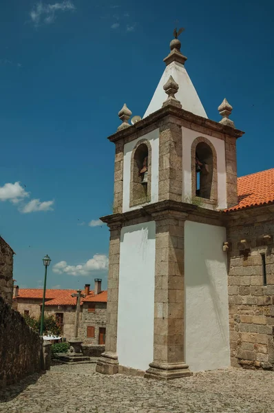 Torre de sino da igreja em estilo barroco — Fotografia de Stock