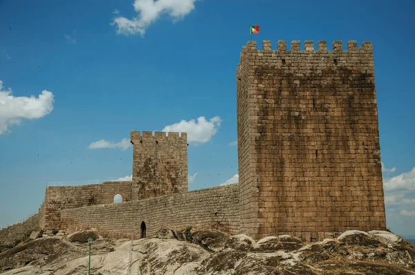 Kőfal és négyszögletes torony a várból sziklás dombon — Stock Fotó