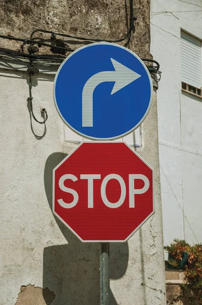 Nahaufnahme der Haltestelle und rechts vor Verkehrsschildern — Stockfoto