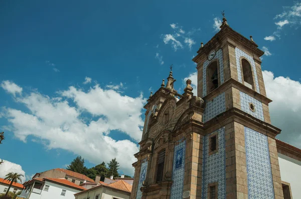 Igreja fachada coberta por azulejos coloridos de cerâmica — Fotografia de Stock