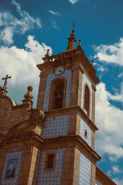 Iglesia campanario cubierto por baldosas de cerámica de colores — Foto de Stock