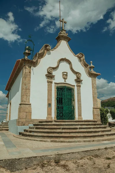 Barokowa kaplica w ogrodzie na szczycie wzgórza — Zdjęcie stockowe