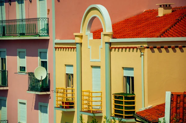 Appartements dans des bâtiments modernes colorés — Photo