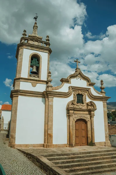 Iglesia de estilo barroco con campanario y escalera — Foto de Stock