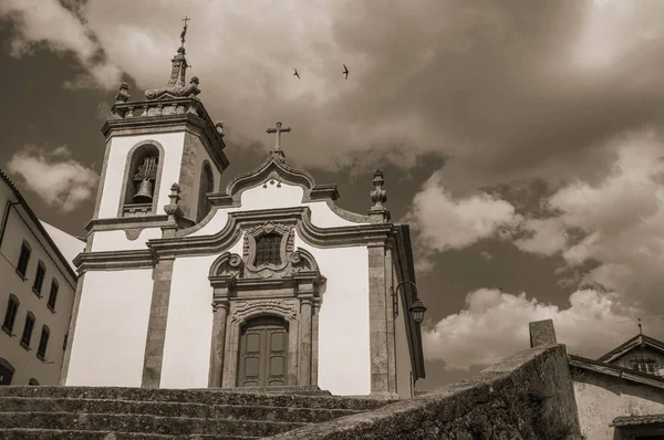 Iglesia de estilo barroco con campanario y escalera — Foto de Stock