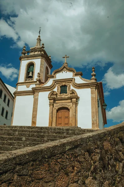 Çan kulesi ve merdiven ile barok tarzında Kilise — Stok fotoğraf