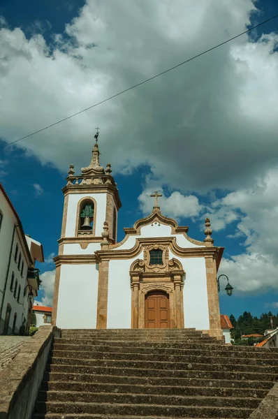 Iglesia de estilo barroco con campanario y escalera — Foto de Stock