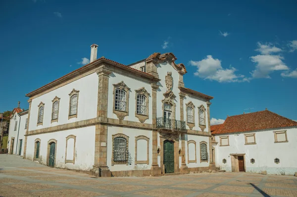 Fachada de mansão em estilo barroco em uma praça deserta — Fotografia de Stock