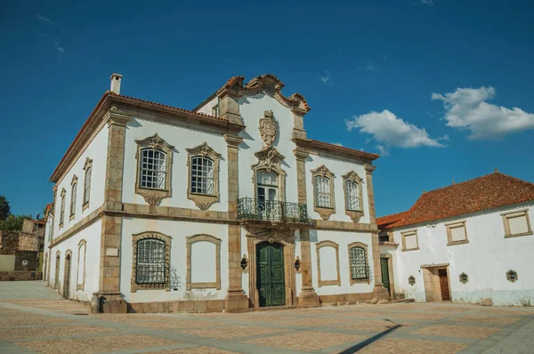 Fachada de mansão em estilo barroco em uma praça deserta — Fotografia de Stock