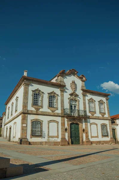 Fachada mansión de estilo barroco en una plaza desierta — Foto de Stock