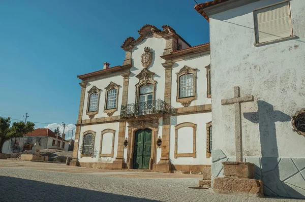 Fachada mansión de estilo barroco en una plaza desierta —  Fotos de Stock