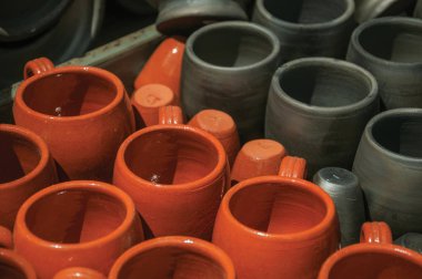 Vernikli pişmiş kilden yapılmış toprak kaplar ve kaseler