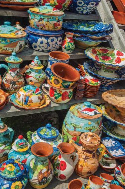 Renkli el yapımı porselen kaplar ve yemekler