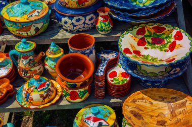 Renkli el yapımı porselen kaplar ve yemekler
