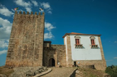 Kayalık tepe üzerinde kale ve kare kule