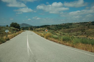 Kırsal arazide ıssız düz yol