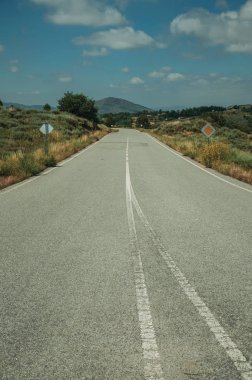 Kırsal arazide ıssız düz yol