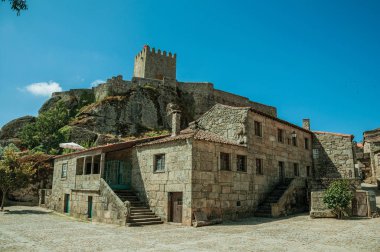 Kayalık uçurumun üstünde kule ile Gotik ev ve kale