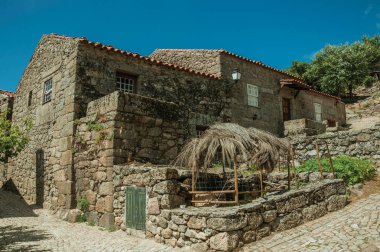 Boş bir kına evi ve sokak ile Gotik yazlık