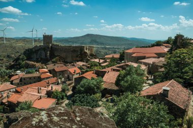 Kayalık uçurumun tepesinde eski evler ve kale