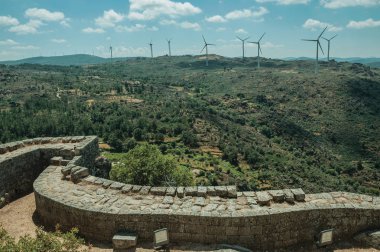 Kalın taş duvar ve engebeli arazide patika