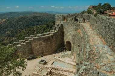 Kalenin ön kapısı ile taş duvara pathway