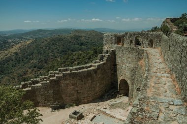 Kalenin ön kapısı ile taş duvara pathway