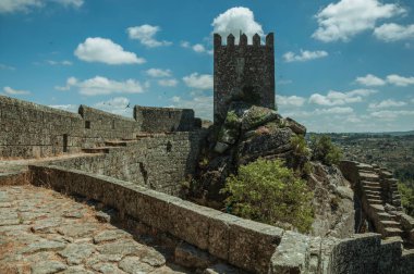 Bir kalede tutmak duvar ve kule üzerinde Yol
