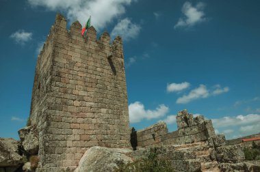 Bir kalede kayalık tepenin üstünde ki kare kule