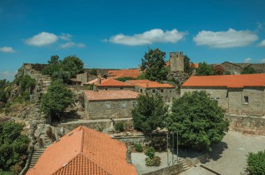 Duvar üzerinde yolun yanında kare ile taş evler