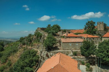 Duvar üzerinde yolun yanında kare ile taş evler