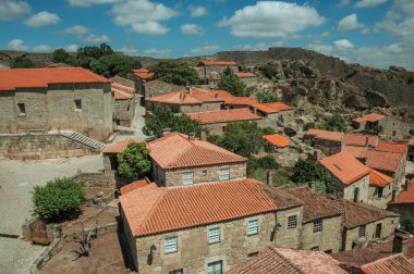 Yamaç üzerinde ıssız kare ile Gotik evler ve şapel