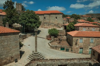 Taş evler ve şapel pillory ile bir kare çevreleyen