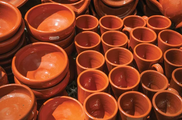 Vasos y tazones de barro de barro cocido — Foto de Stock