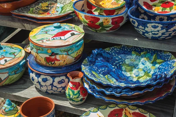 Coloridas ollas y platos de porcelana hechos a mano — Foto de Stock