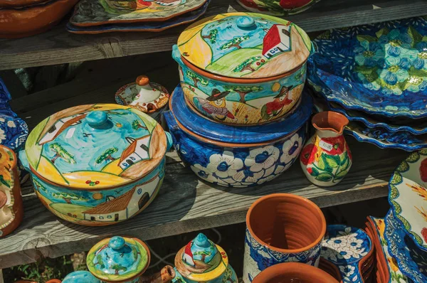 Coloridas ollas y platos de porcelana hechos a mano — Foto de Stock