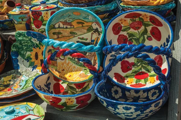 Coloridas ollas y platos de porcelana hechos a mano — Foto de Stock