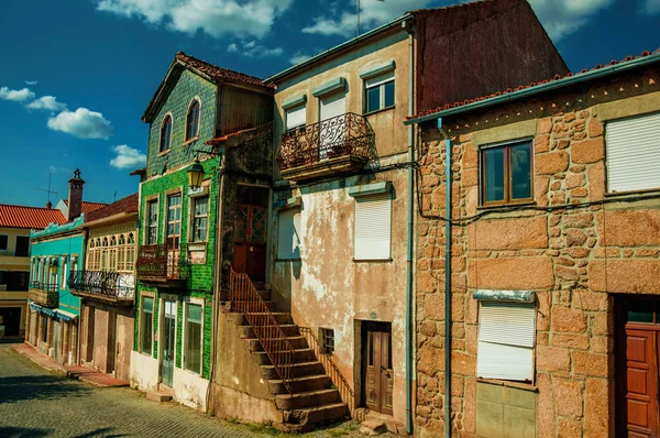 Maisons anciennes avec façade usée et escalier — Photo