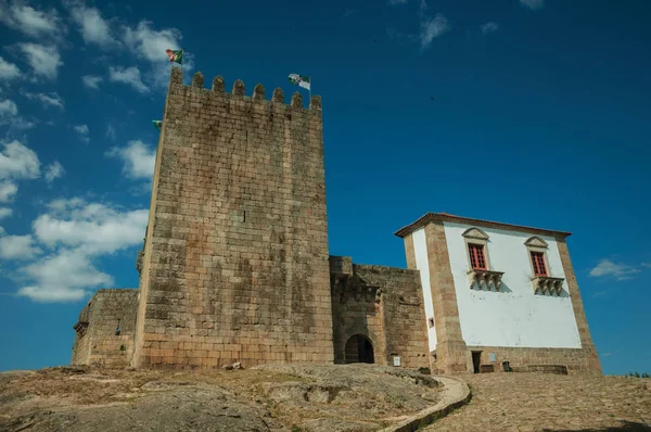 Castelo e torre quadrada sobre colina rochosa — Fotografia de Stock