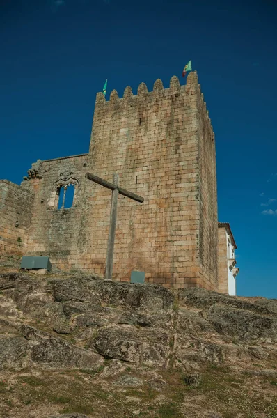 Burg und quadratischer Turm über felsigem Hügel mit Kreuz — Stockfoto
