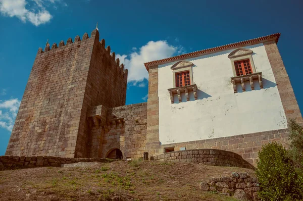 Burg und quadratischer Turm auf felsigem Hügel — Stockfoto