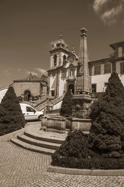 Taş pillory ile Barok kilise — Stok fotoğraf