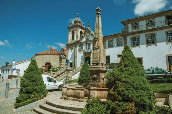 Igreja barroca com pelourinho de pedra — Fotografia de Stock